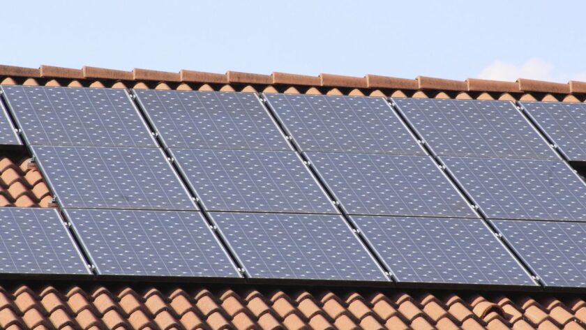 « Les avantages inattendus des panneaux solaires pour une maison en bois »