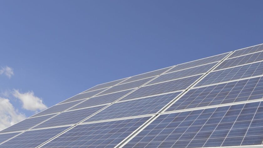 « Le futur de l’énergie : panneaux solaires dans les maisons en bois »
