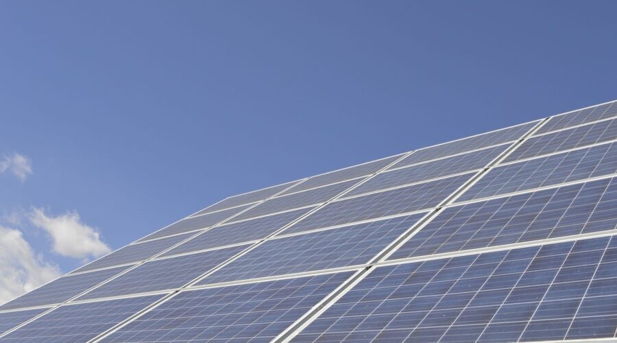 « Le futur de l’énergie : panneaux solaires dans les maisons en bois »