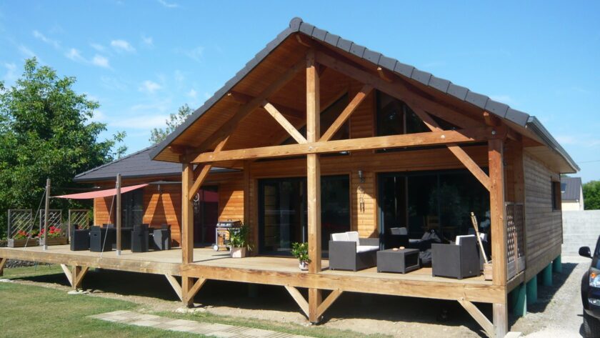 « Maison en bois moderne : l’impact positif des panneaux solaires sur la conception »