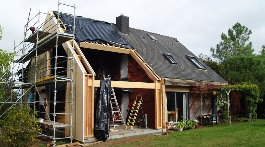 « Maison en bois passive avec panneaux solaires : l’avenir de la construction durable »